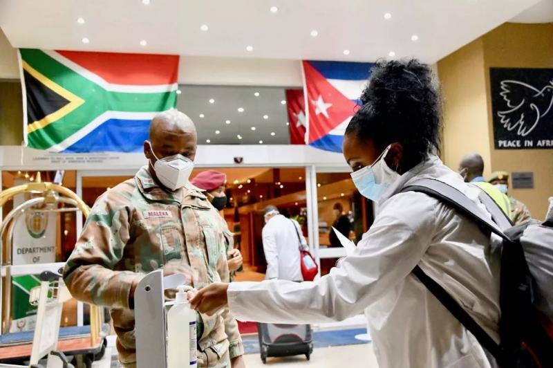 Mais de 200 médicos cubanos chegam à África do...