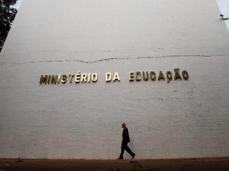 Governo Bolsonaro corta gastos e tenta decretar...
