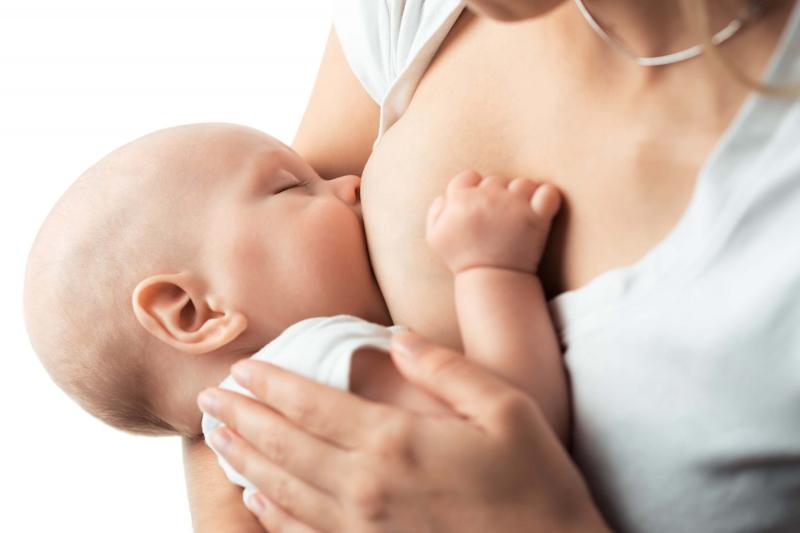 EUA ataca amamentação materna