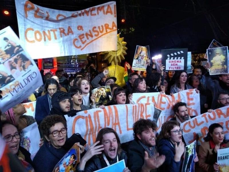 Artistas protestam contra Bolsonaro no Festival...