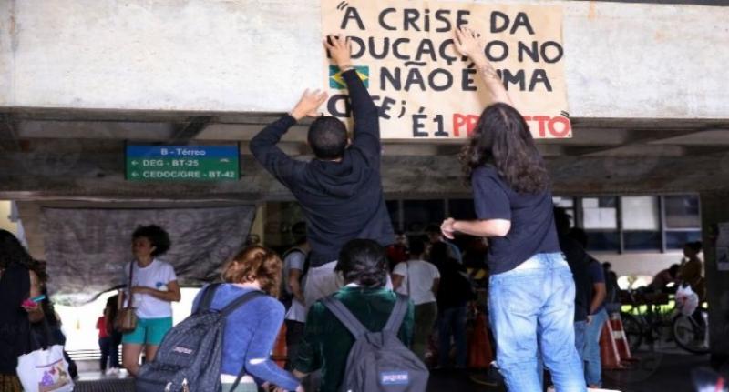 Sucateamento e caos da educação em Minas Gerais