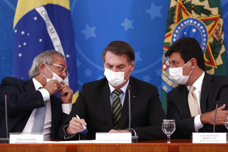 Plano de Bolsonaro para combater a pandemia: tudo...