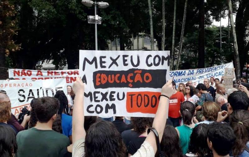 Trabalhadores da educação de Belo Horizonte...